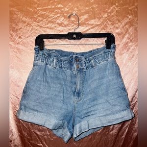 Size 9, Holister, high rise jean vintage shorts.